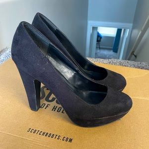 Classic suede black heels